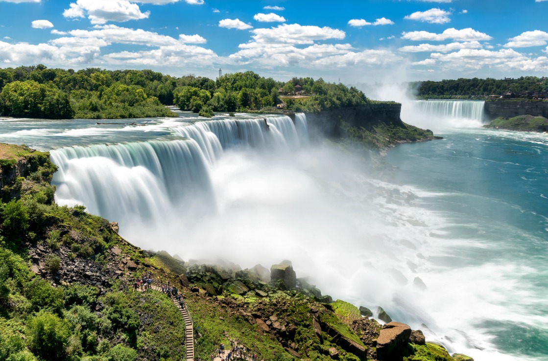 Die Niagarafälle unter blauem Himmel bei Buffalo, New York.